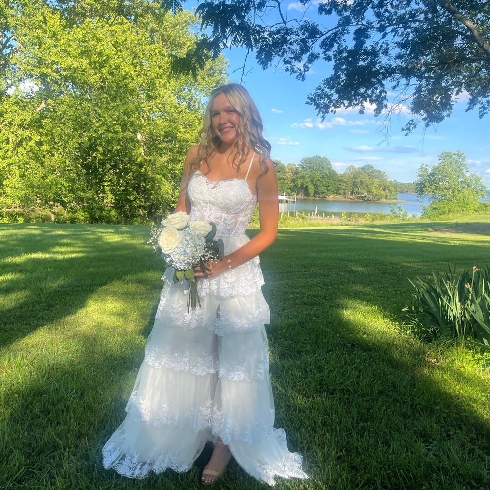 White beautiful prom dress - Picture 2 of 4